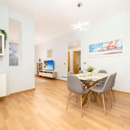 -malagasunapts- Stylish Centre Pool&parking Apartment Malaga