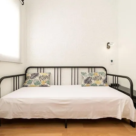 -malagasunapts- Stylish Centre Pool&parking Apartment